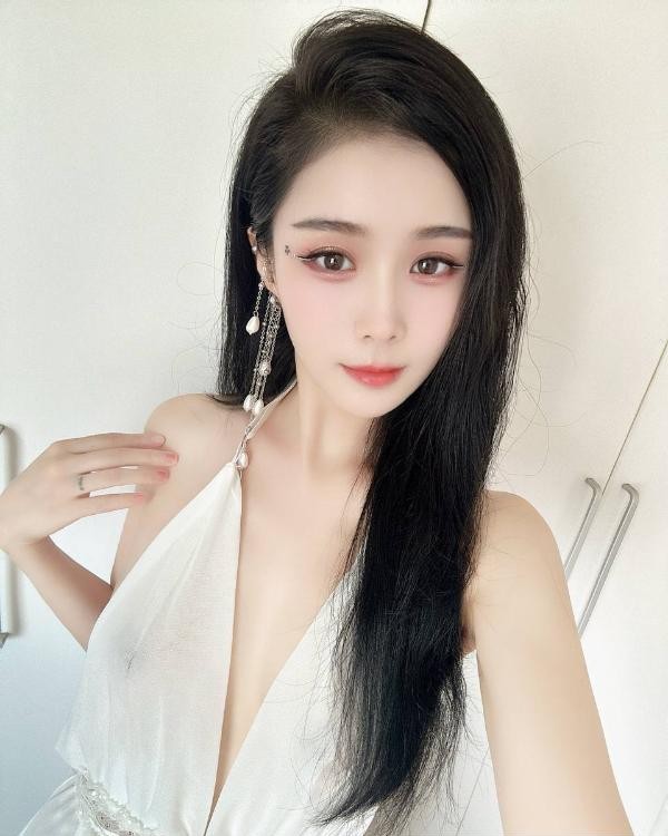 气质迷人小妖精萱萱