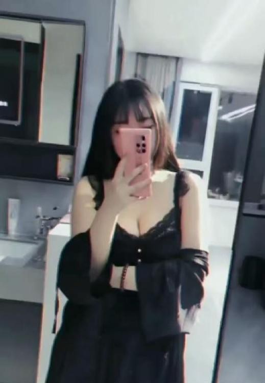 大胸翘臀小萝莉