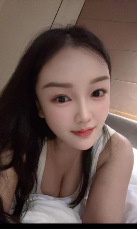 白云颜值女友依依