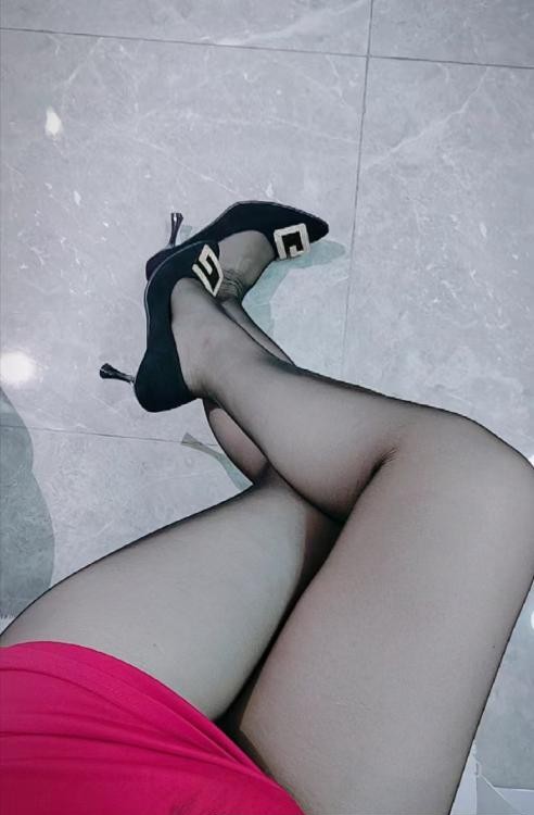 包臀屁股大的小姐姐