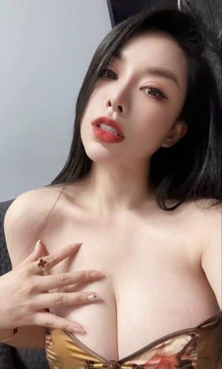 天河大胸模特卡丽