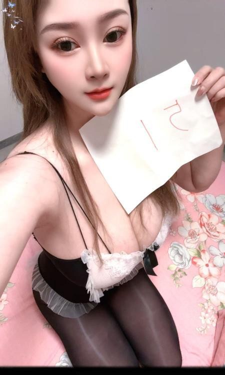 风情万种巨奶美女