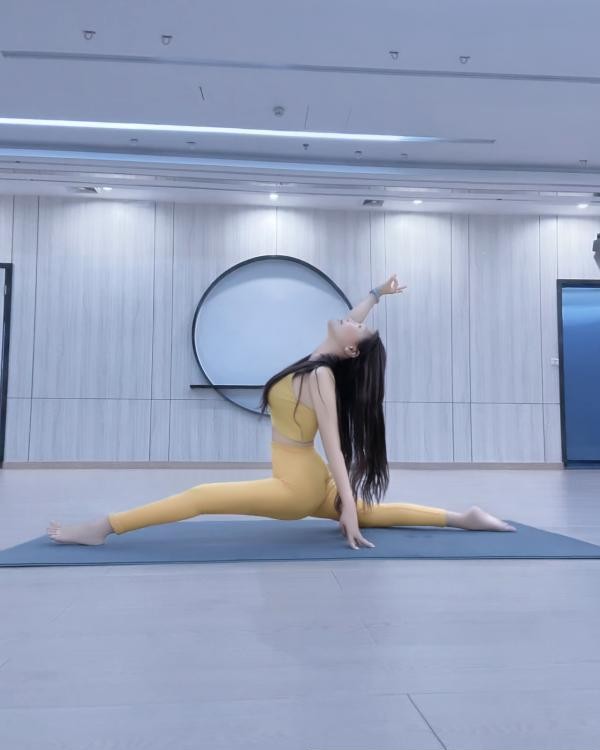 白云一字马灵灵