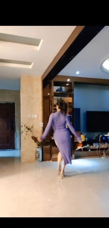 双飞舞蹈姐妹腰细胸大