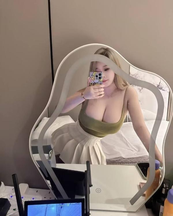 胸大臀圆风骚艾米