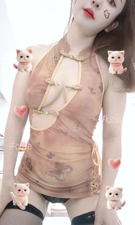 雪白的大波波骚妇