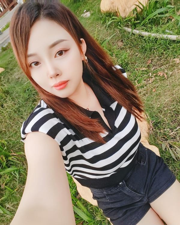 大胸气质小美女