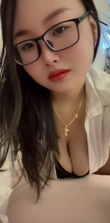 三山街眼镜少妇