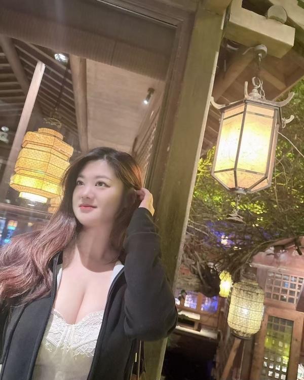 建国路大奶钱小胖