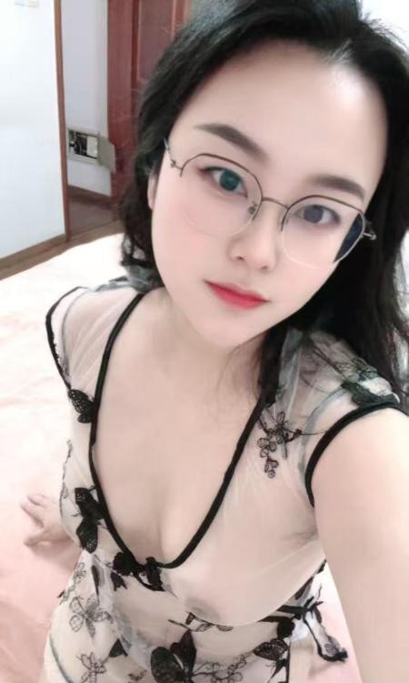 浦东漂亮奶子眼镜妹