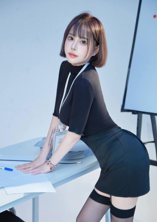 丰满大胸短发冰淇淋