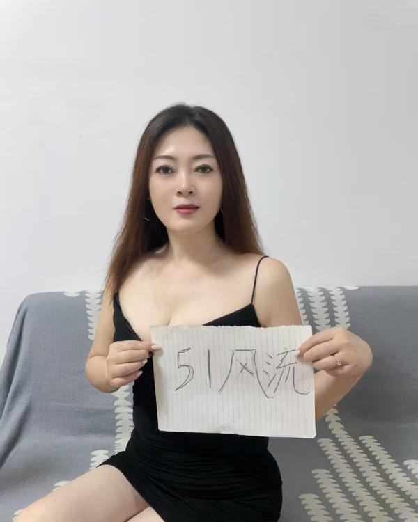 轻熟大奶小黎姐