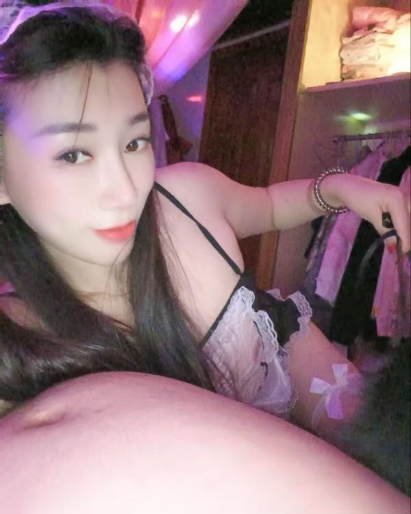 淫荡骚妇玩花活