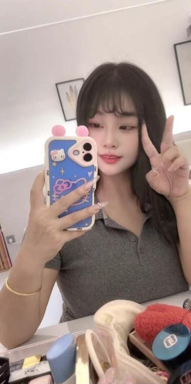 甜美且巨乳的伊伊