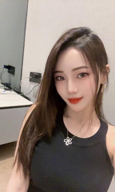 前凸后翘完美身材洛伊