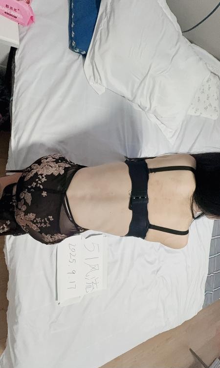 礼嘉肤白大胸少妇