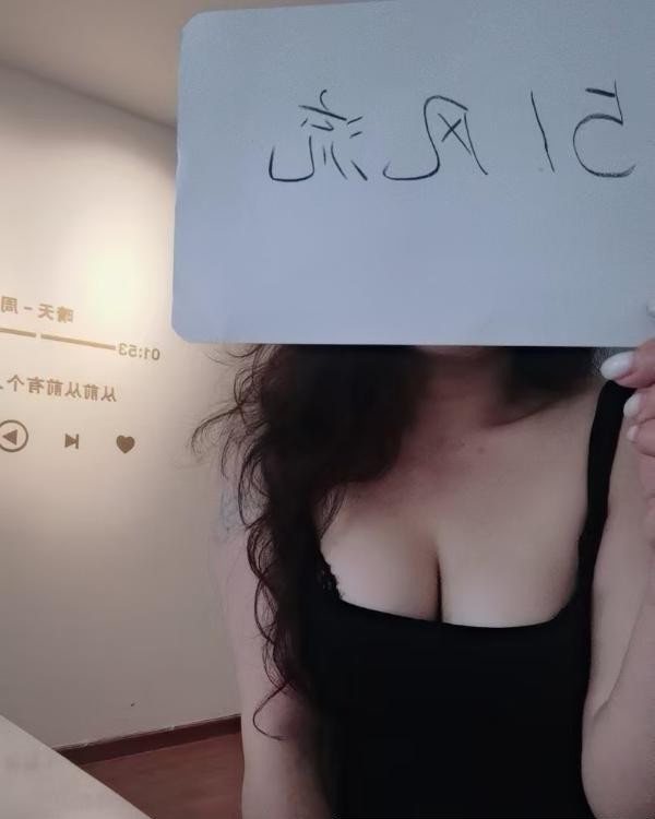 白嫩大奶迷人少妇