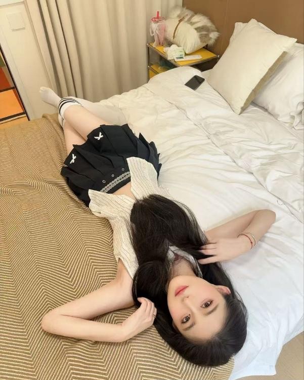 南山清纯颜值嫩妹