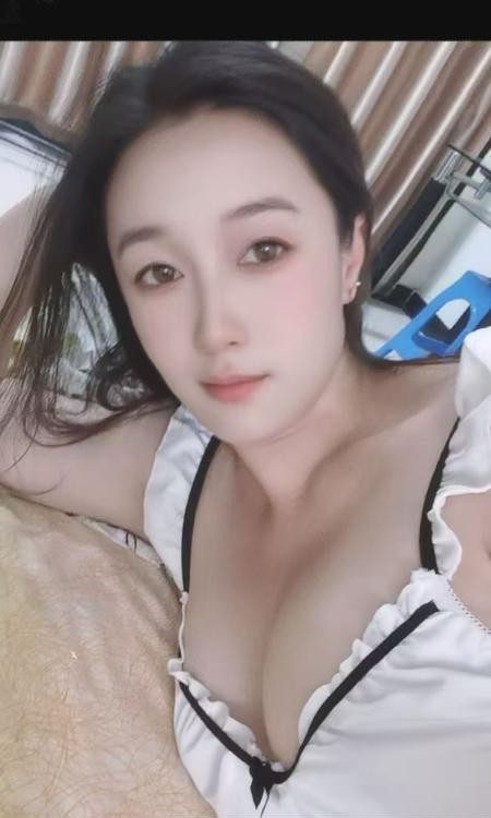 胸大闷骚能夹麻的美妞