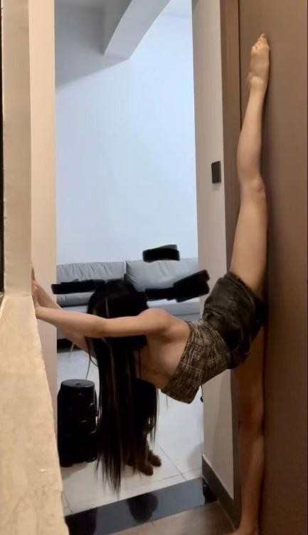 吴中骚女一字马做爱