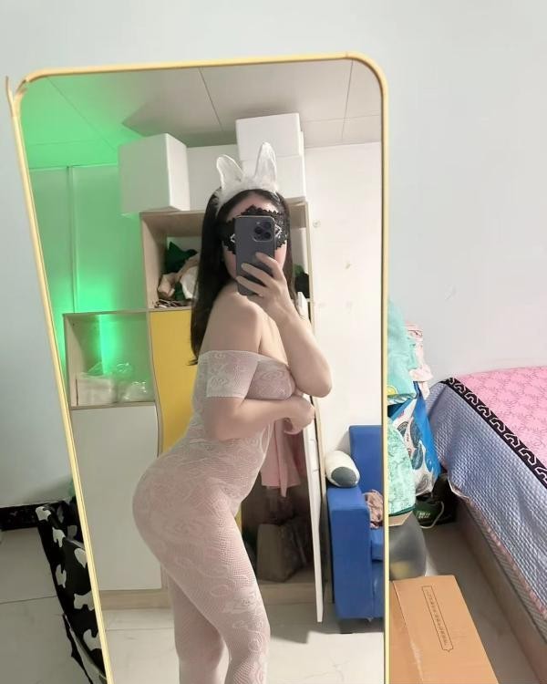 黑丝蜜桃臀小静