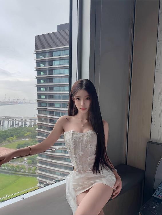 纯欲女友蜜桃臀老师