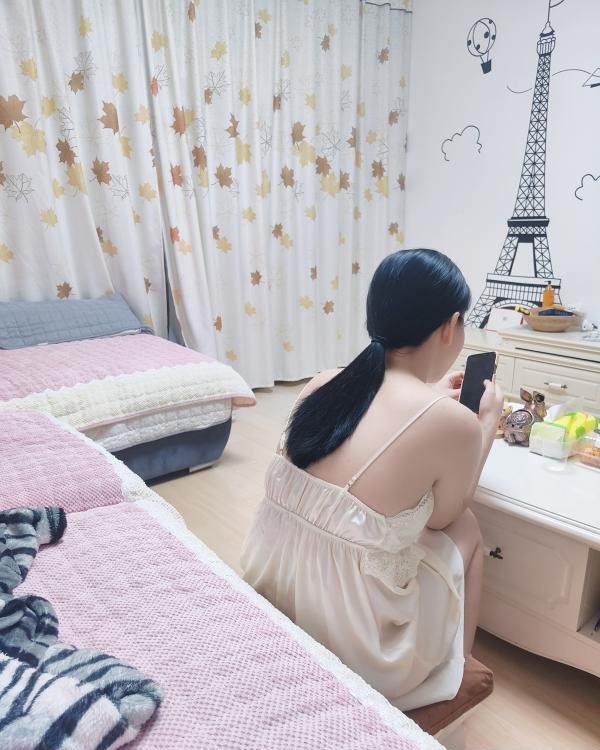 白嫩小巧少妇