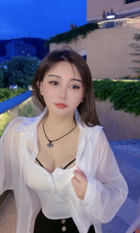 梅花园舌吻御姐