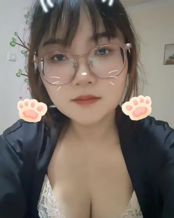 蜀山大胸眼镜妹