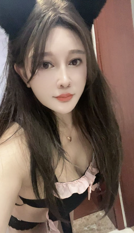 美少妇激情舌吻