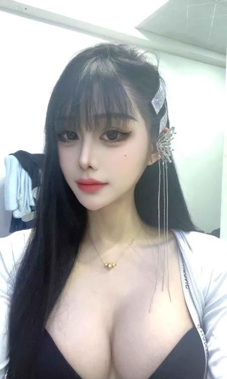 大眼睛大胸妹梦梦