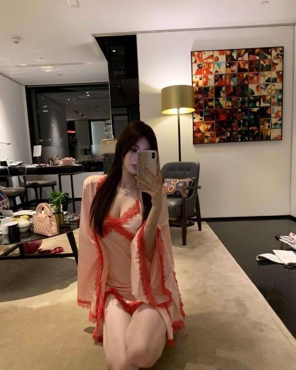 高颜值蜜桃臀思思