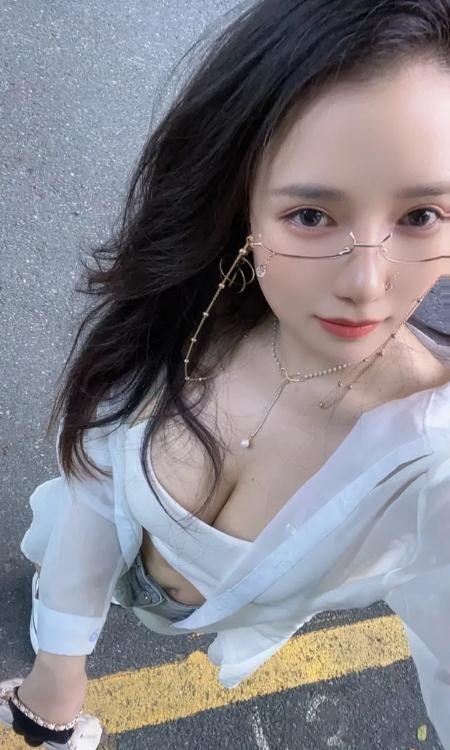 眼镜混血妹爱丽丝