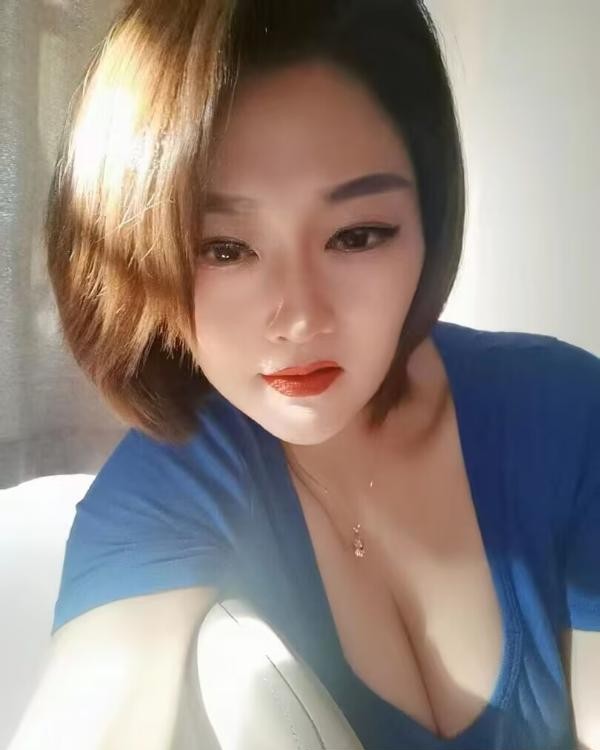气质舌吻少妇