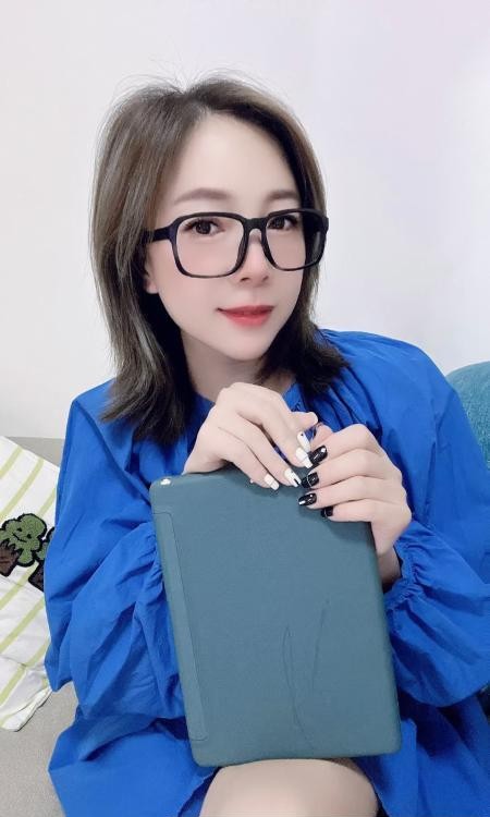 眼镜轻熟姐姐