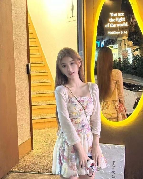 高颜值嫩妹
