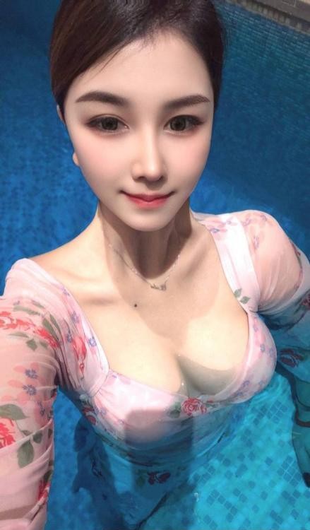 黑丝OL制服风骚妹子