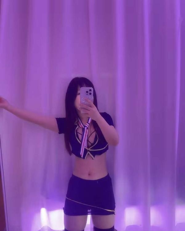制服翘臀小艾米