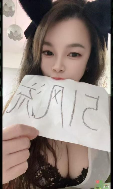 美臀E乳紧逼风骚姐姐