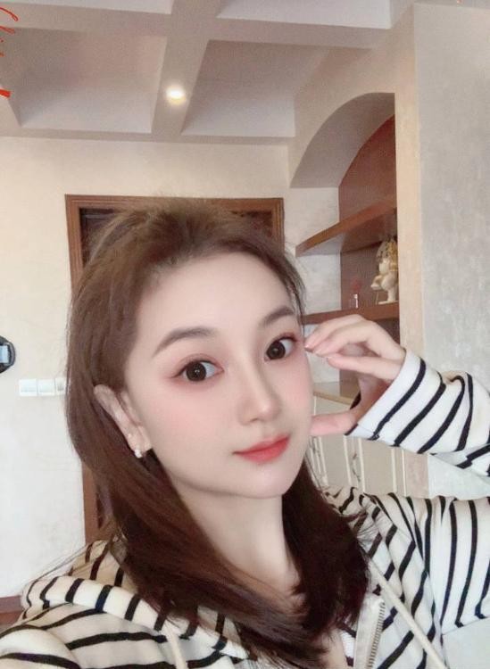 小家碧玉性感身材苏沫