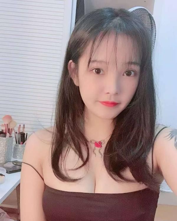 性感肤白小美