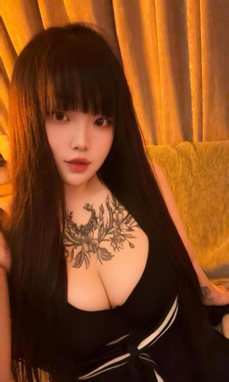 前凸后翘嫩妹珊珊