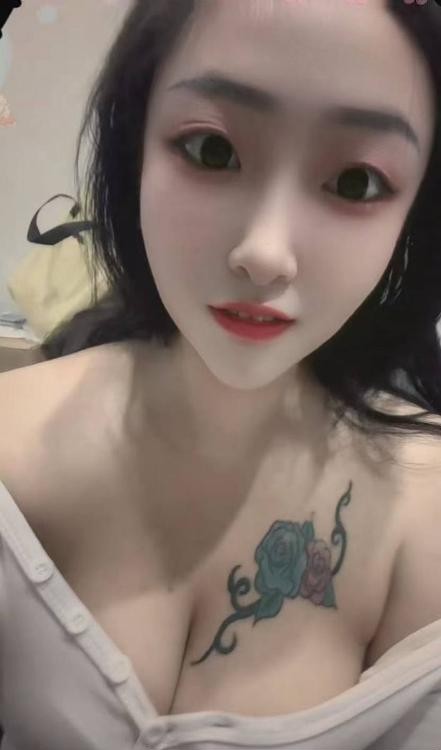 风骚性感花胸妹子